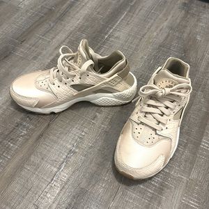 Nike Air Huarche size 6 women’s tennis shoes